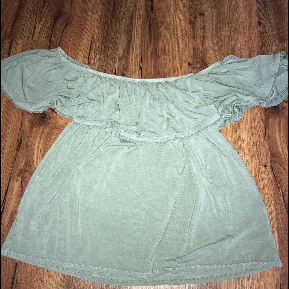 Off the shoulder tee